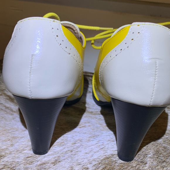 Chase & Chloe 7.5 yellow and white heels. - Picture 6 of 7